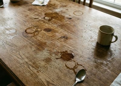 7 Cara Menghilangkan Noda pada Furniture Kayu, Paling Ampuh!